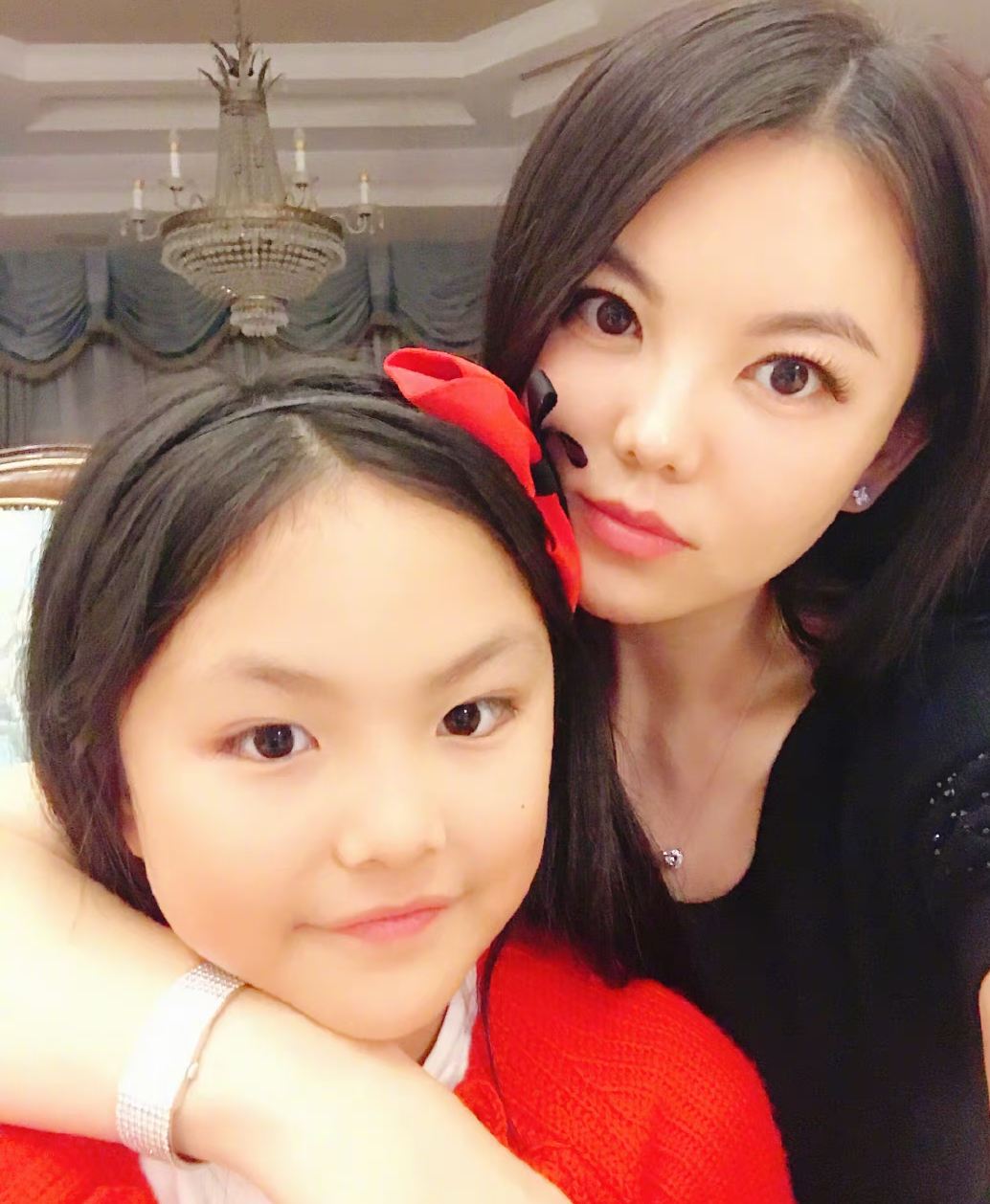 14岁王诗龄晒英国留学日常,穿抹胸礼服像杨颖,衣服价格引人猜想