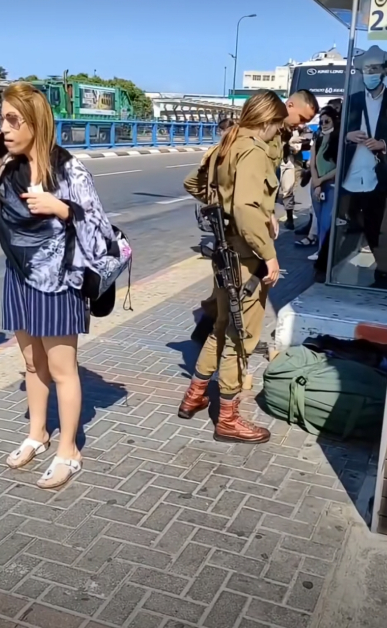 以色列街头随处可见身穿军装的女兵,她们英姿飒爽,散发出一种独特的