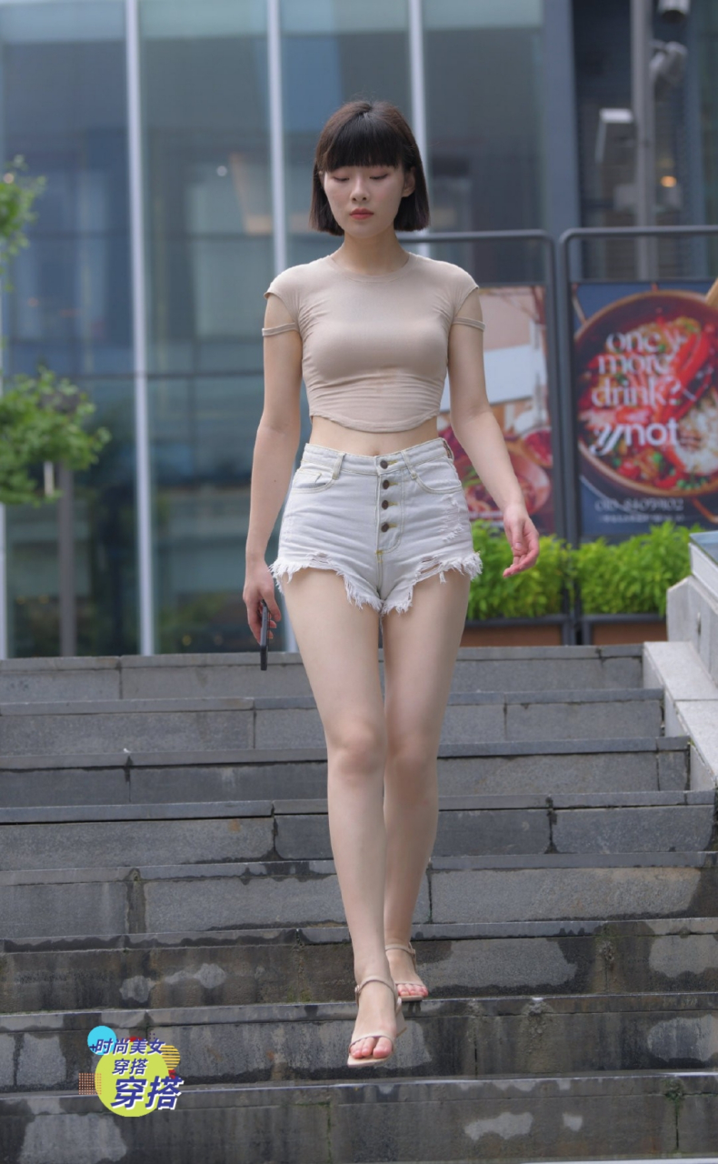 短发美女为营造超级大长腿既视感,挑战高腰超短毛边热裤,无畏走98光