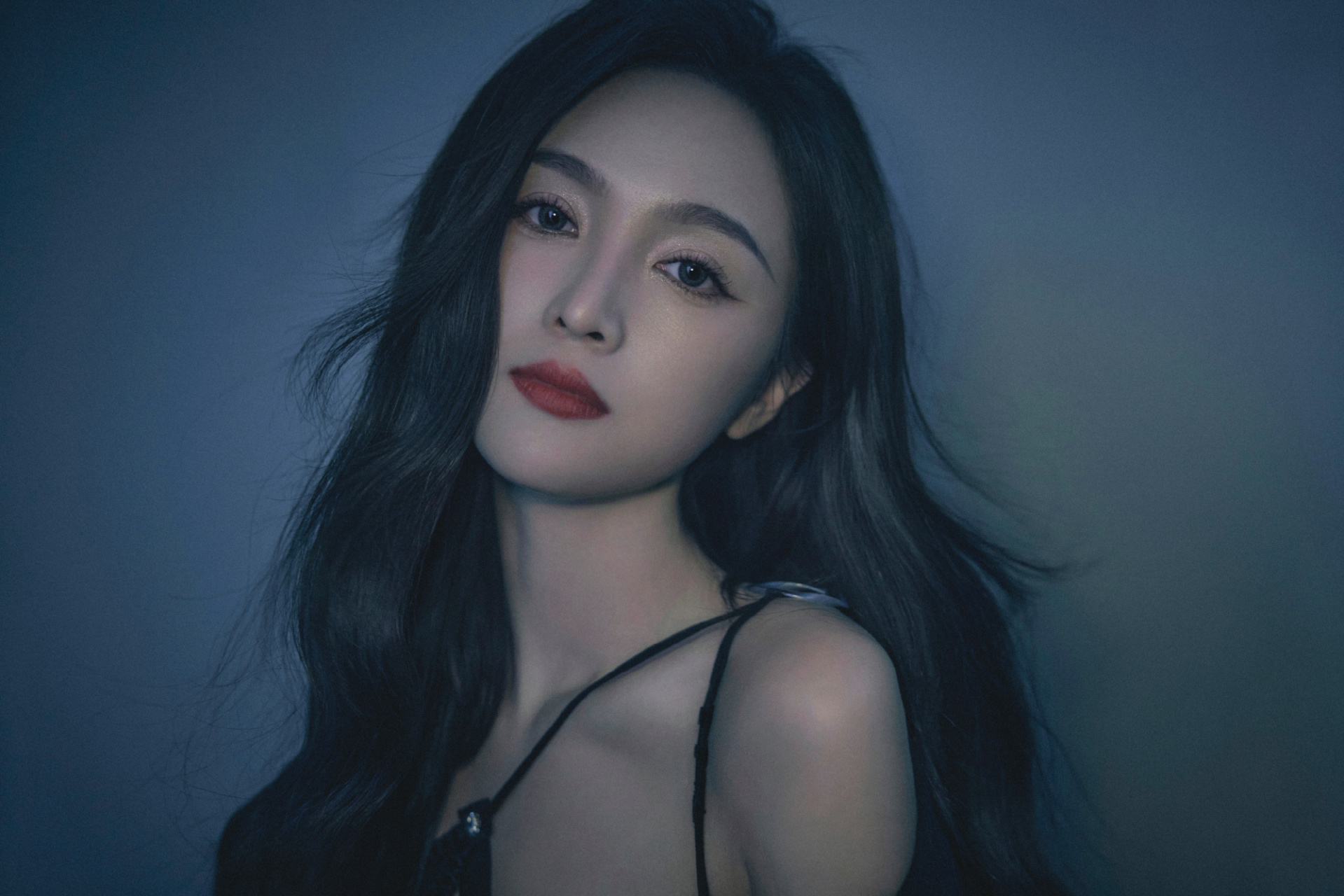 吴宣仪暗黑风性感氛围照