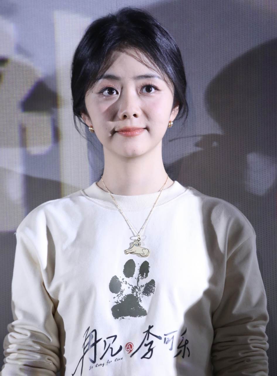 赛# 谭松韵电影首映礼生图,她圆脸大眼睛,皮肤真好,表情也特别可爱