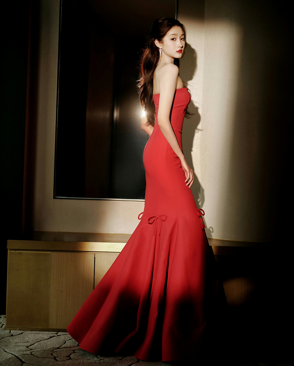 闭幕式嘉宾主持造型图曝光,你觉得抹胸薄荷绿纱长裙和红色鱼尾裙哪个