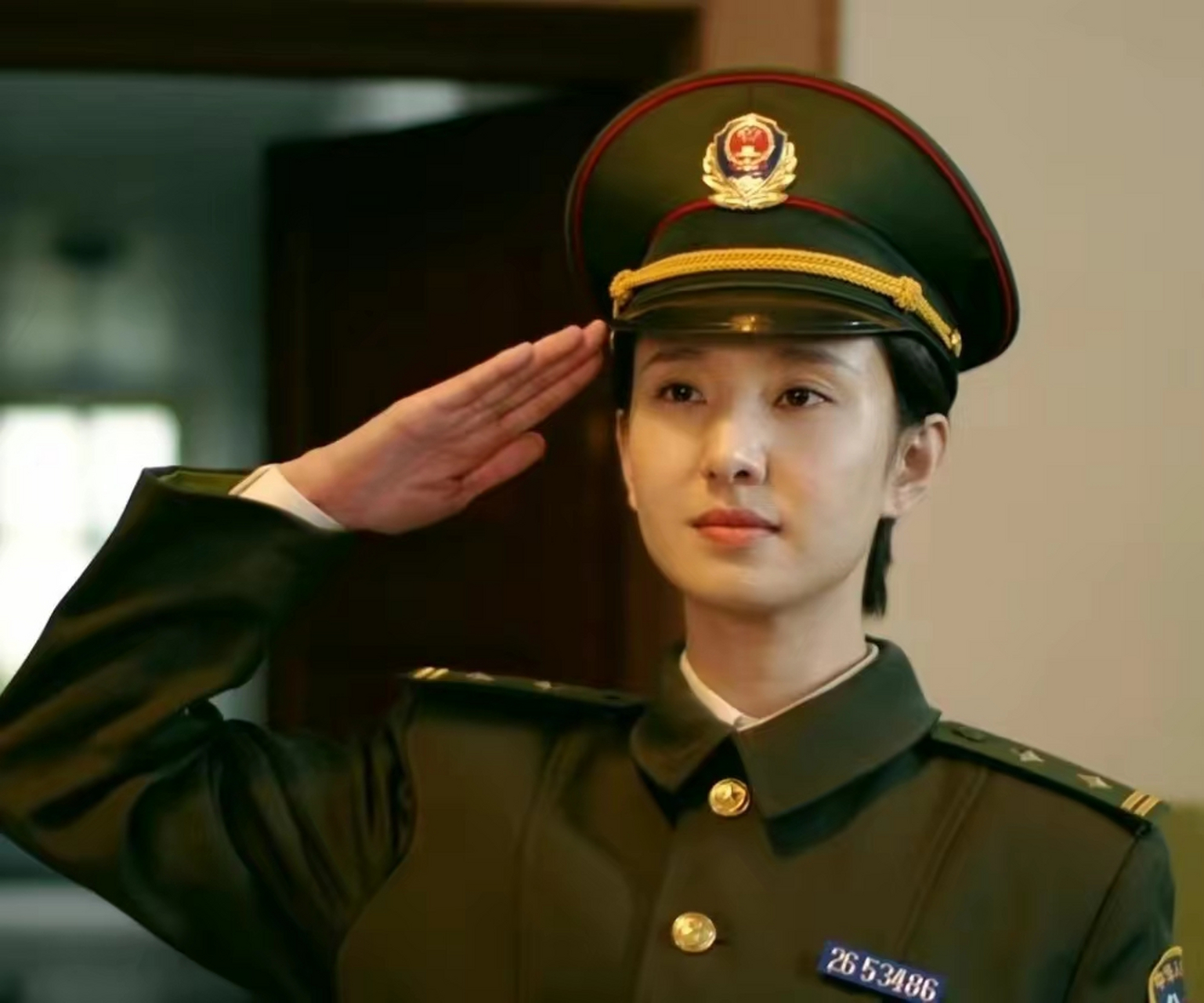 《他是谁》中的女警官确实不错,长得挺标志,演技也好.