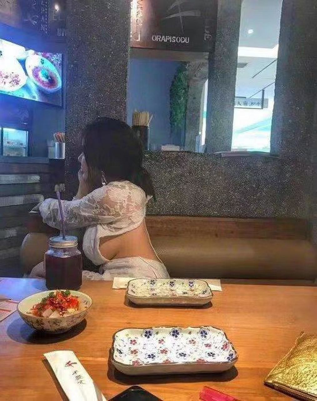 现在的美女都喜欢穿破衣服出门吗?