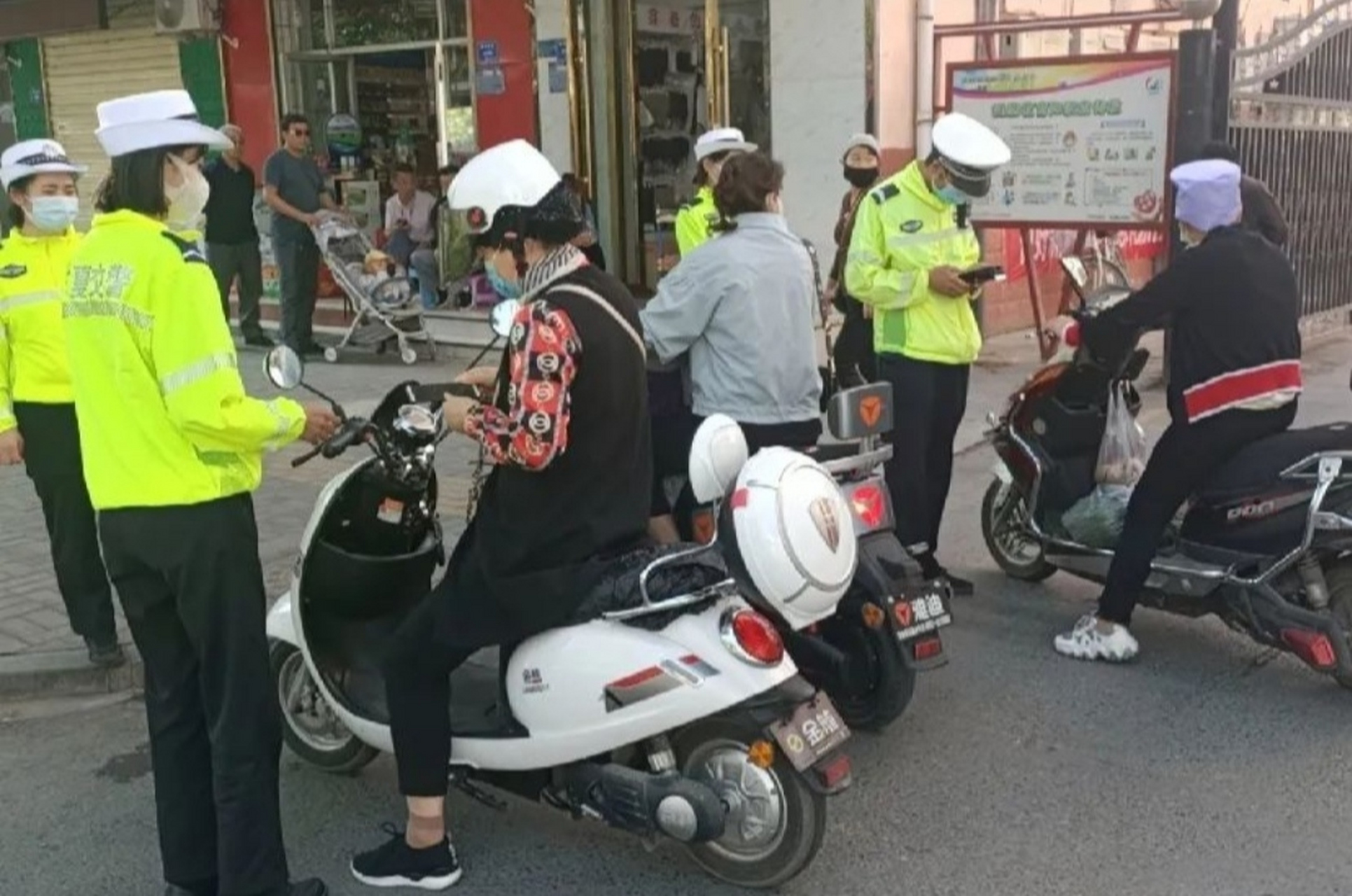 郑州交警严查骑电动车不戴头盔违法行为!