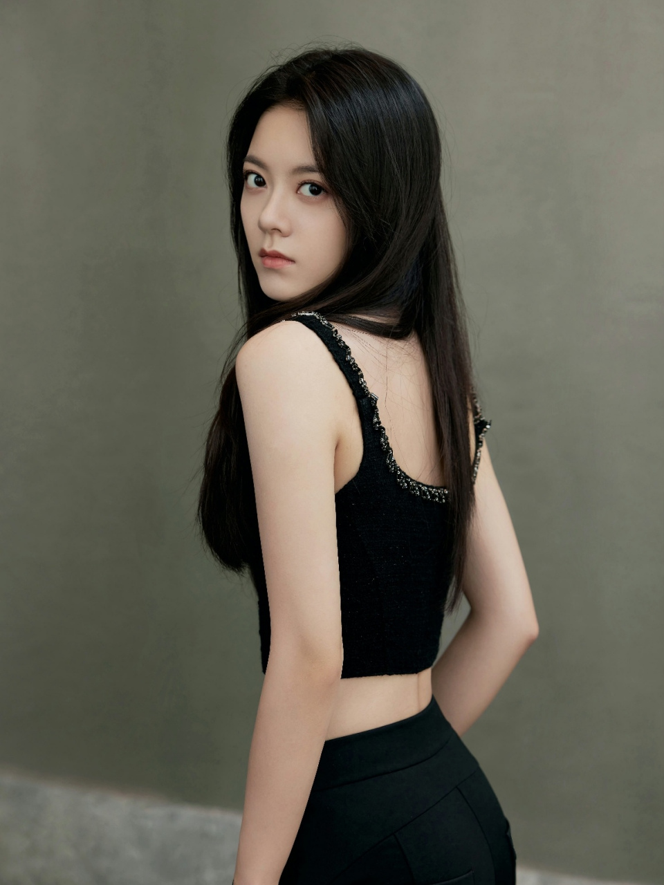 赵今麦的五官很精致立体,浓颜长相淡颜气质,明艳又带点幼态.