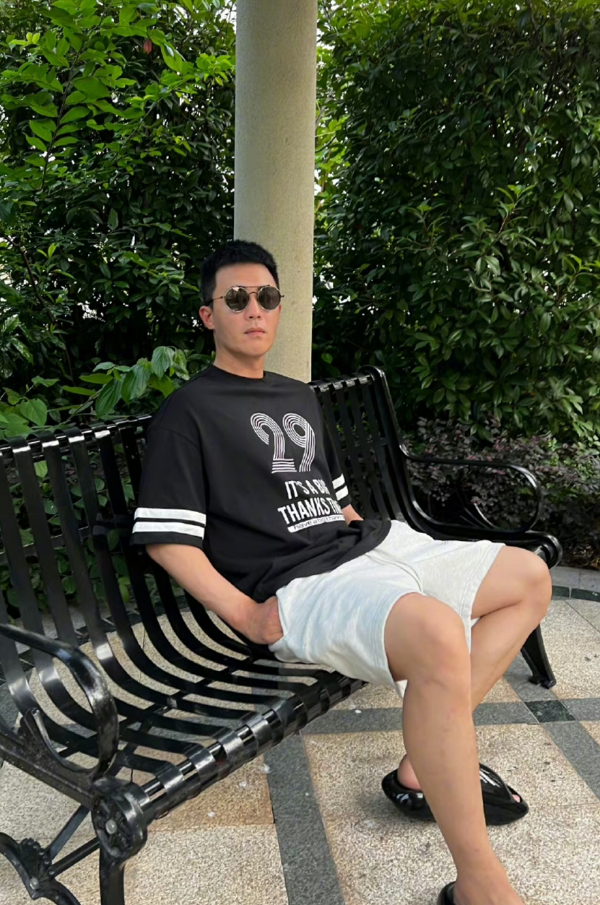 杜淳晒生活照扮酷,戴着墨镜耍帅很有型,他在家的时候不多了,又接了