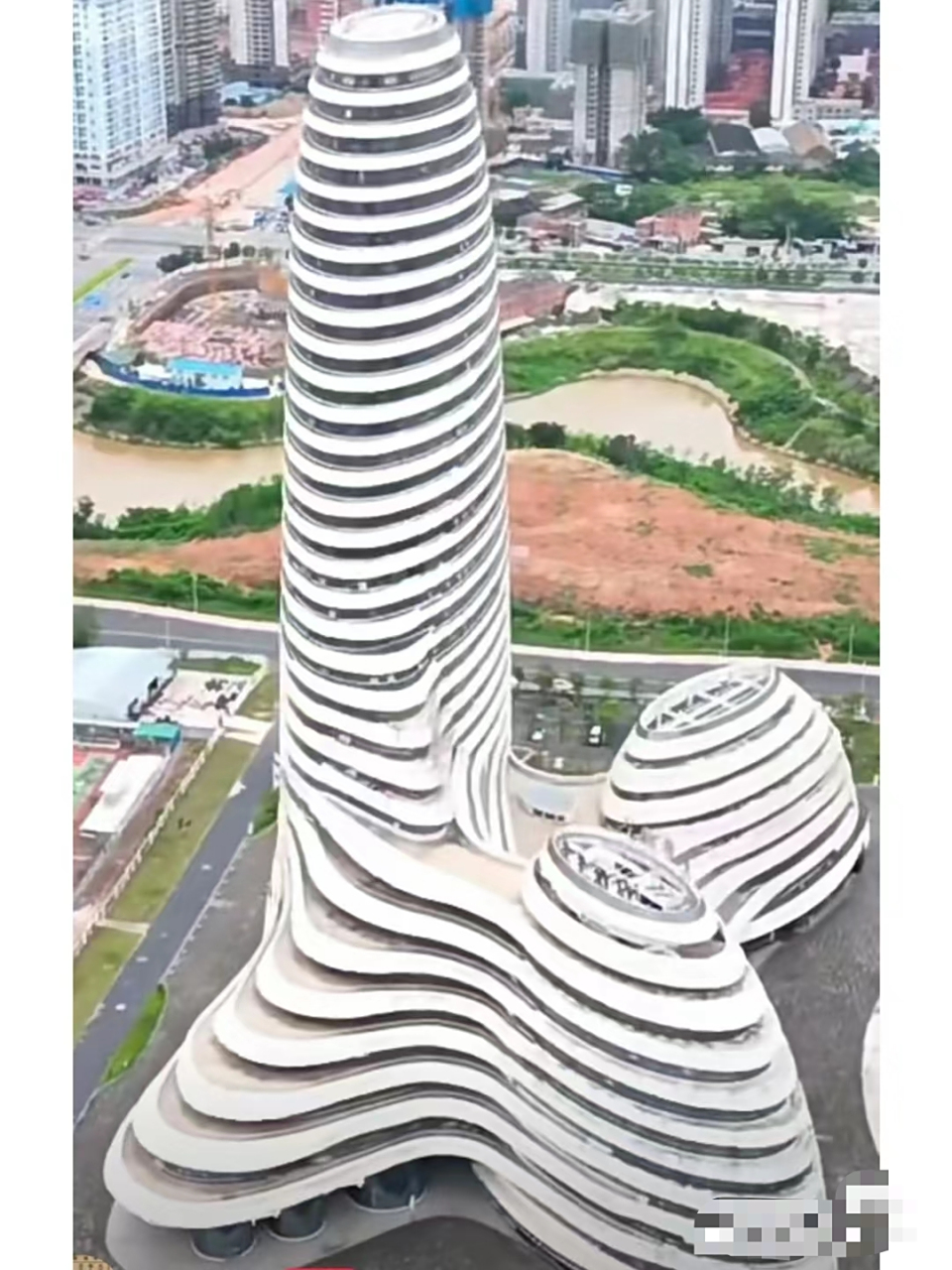 这是南宁良庆区广西广电中心,据说设计者的灵感来源是广西龙胜梯田