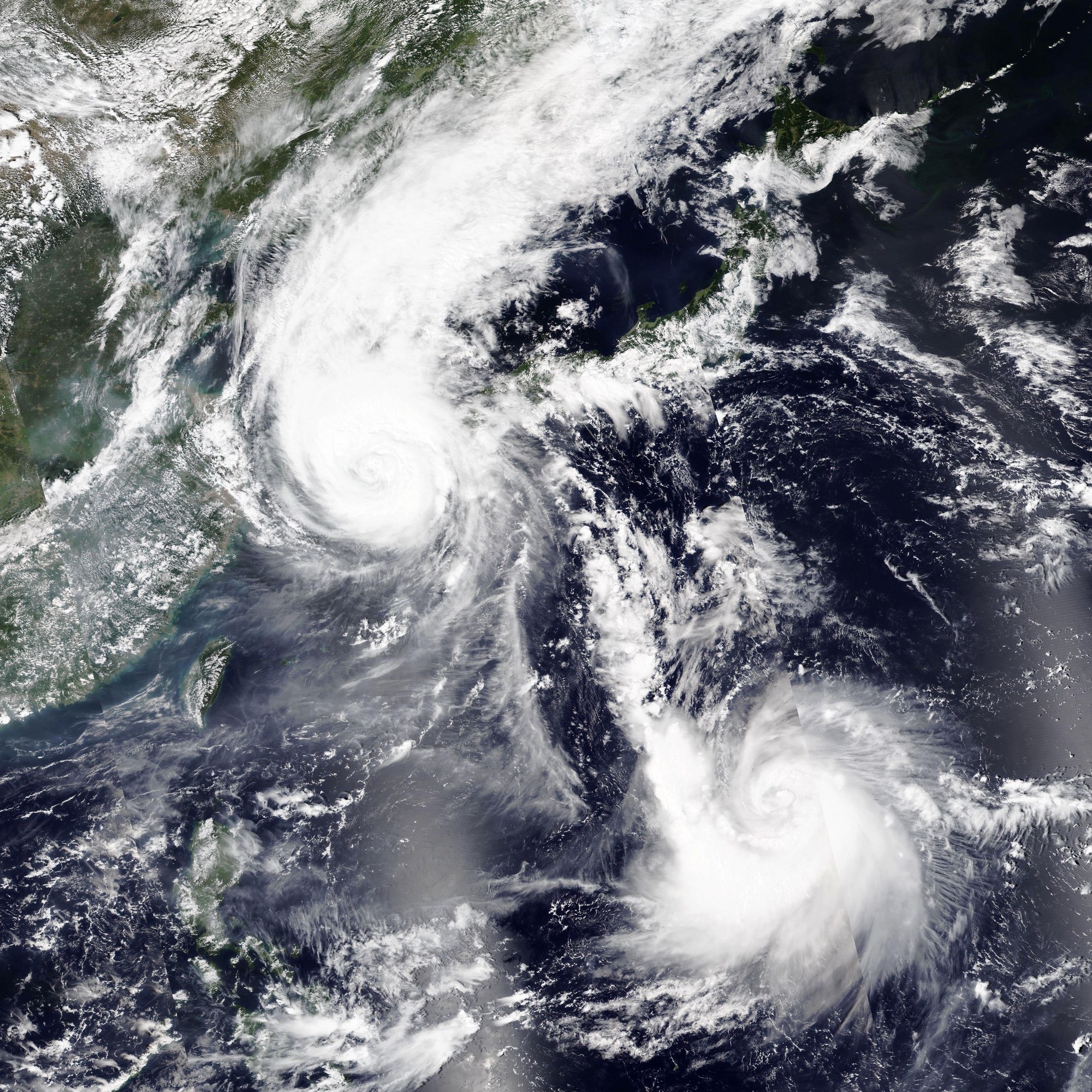 朝鲜半岛遭遇双台风