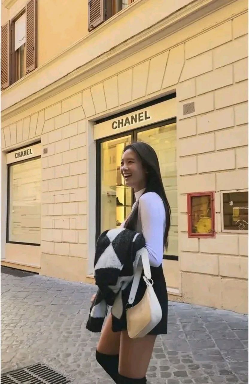 前足球选手李东国的妻子李秀珍通过自己的instagram写道"在诗啊~名牌