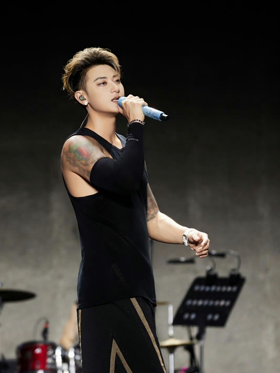 黄子韬现身音乐节帅气有型,发型还是酷劲十足,他整个人在舞台上就是