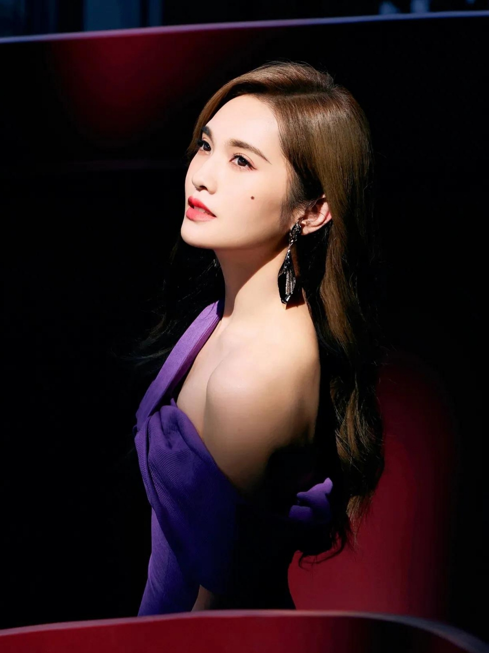 杨丞琳# 身穿紫色露肩礼服裙,气质优雅,美丽动人,散发着迷人的光彩.