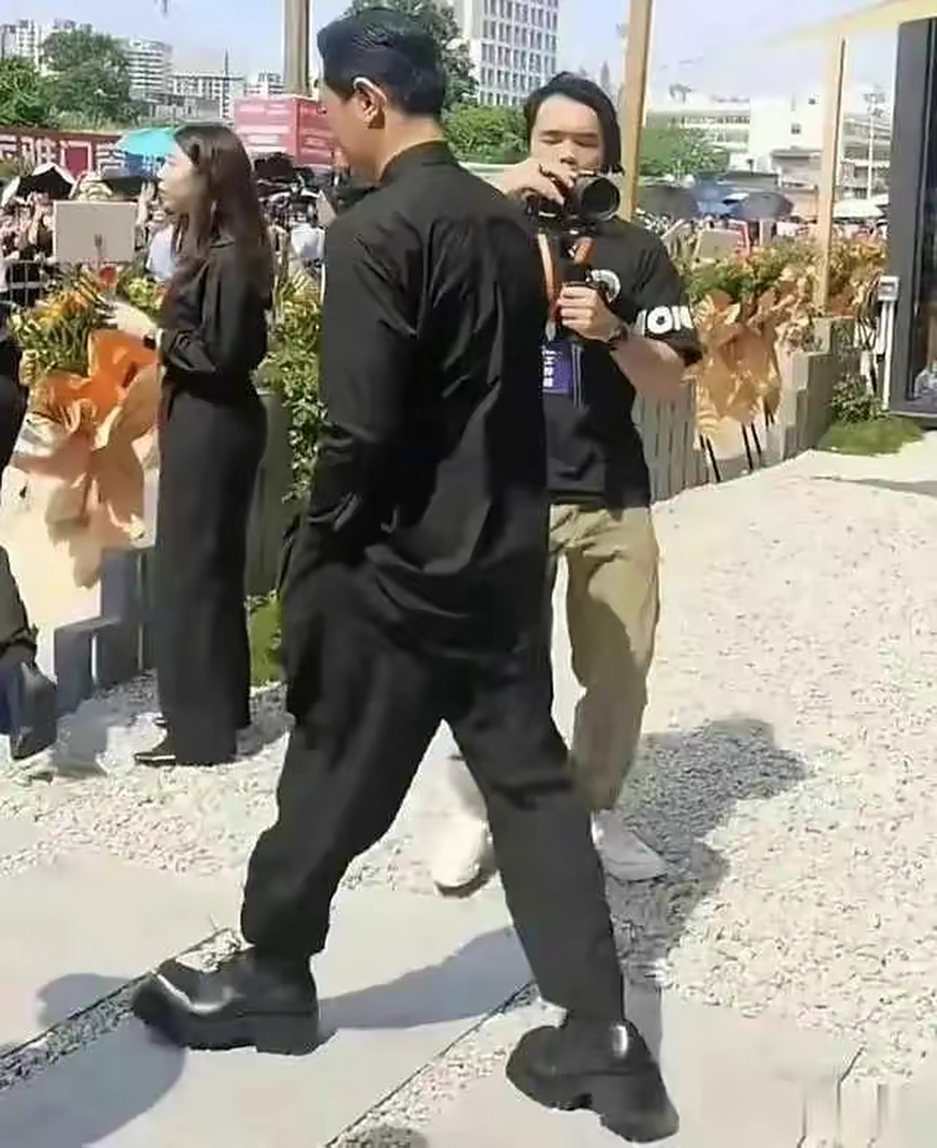 古天乐穿的鞋子真的让人大跌眼镜,这种穿着实在夸张,欣赏不来!