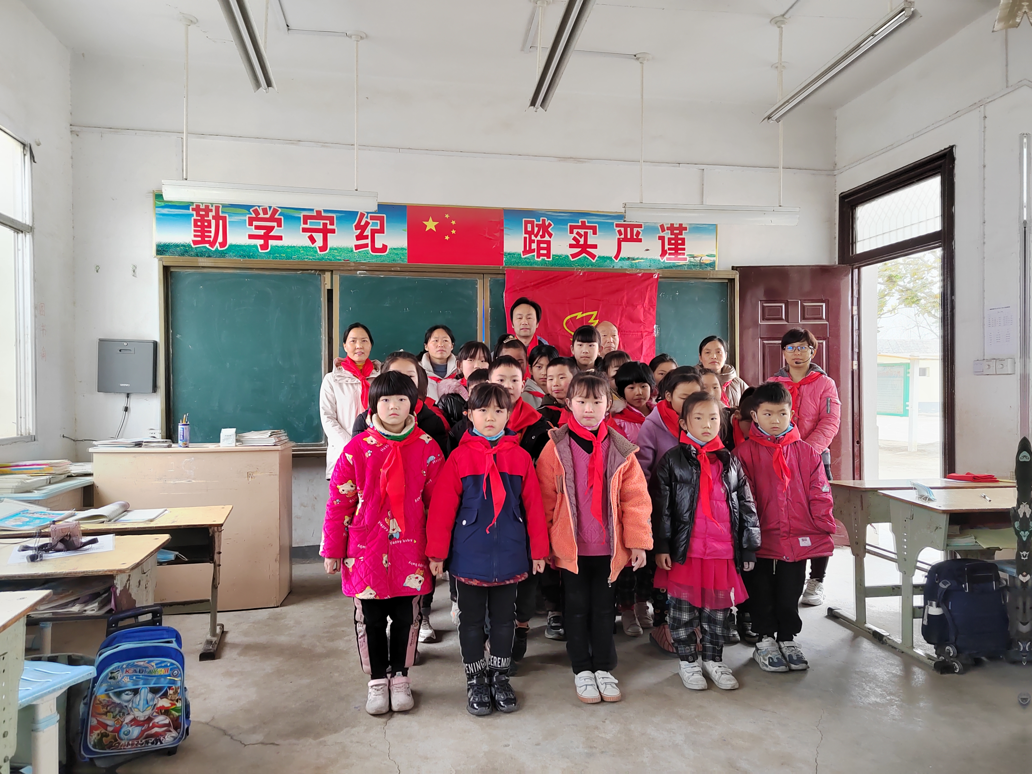 唐河县桐寨铺镇代庄小学举行少先队员入队仪式