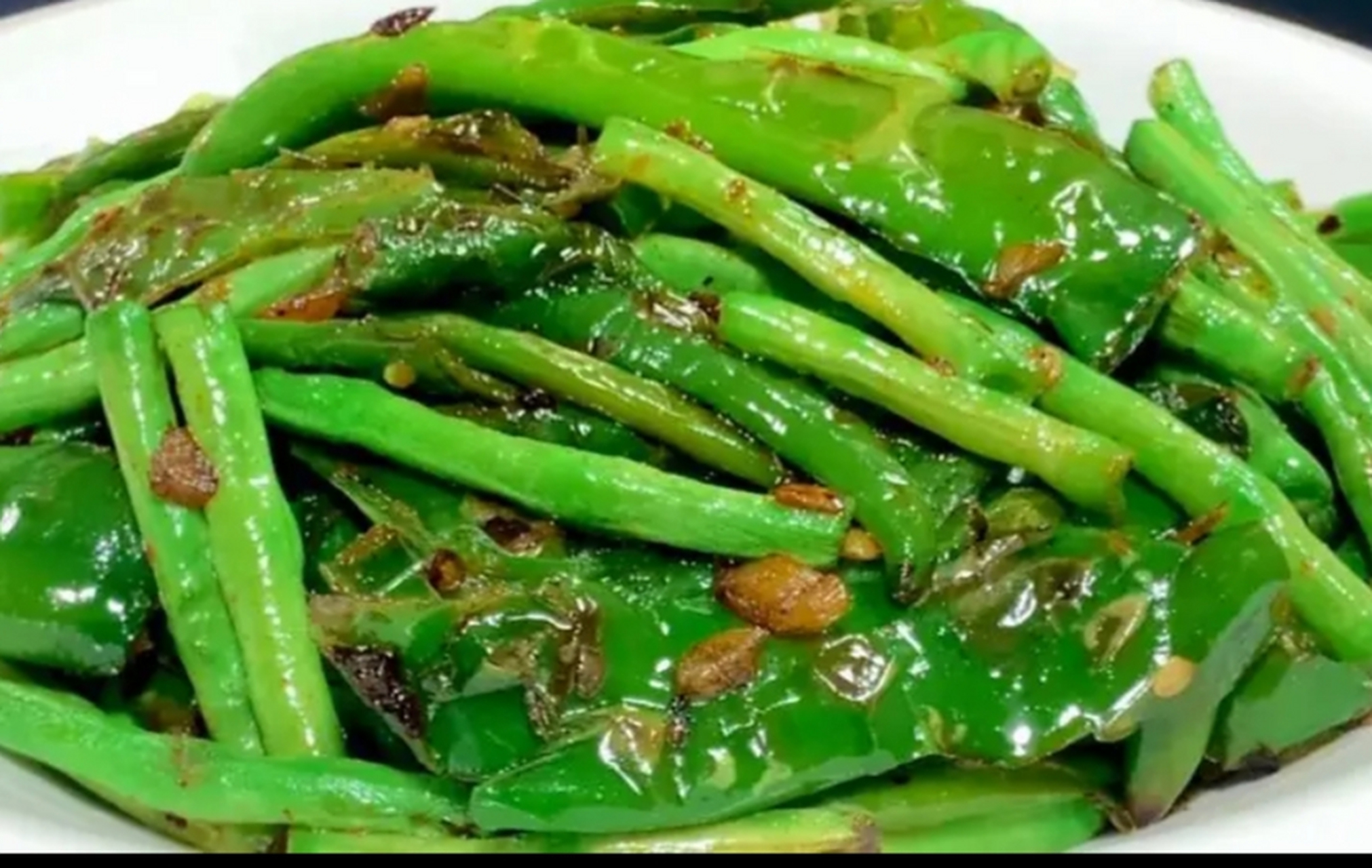 我的美食分享#  青椒炒豆角  1,把豆角和青椒全部清洗干净,豆角切成