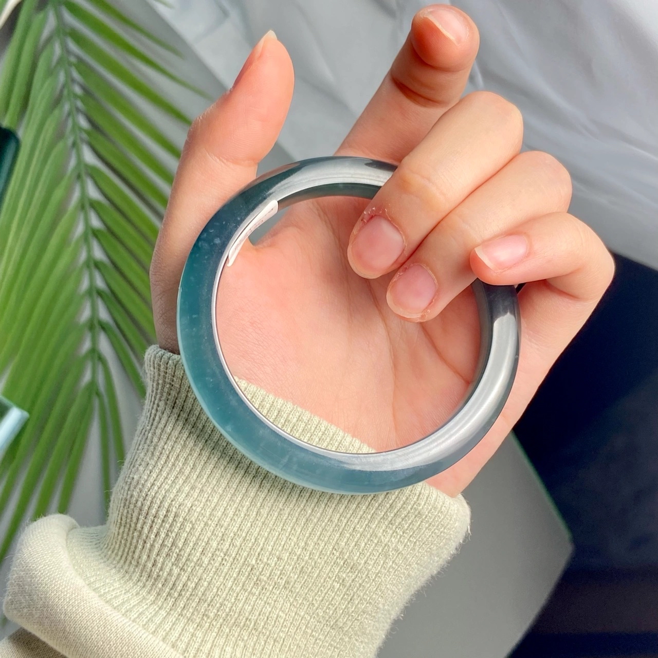 钟爱湛蓝深海翡翠手镯