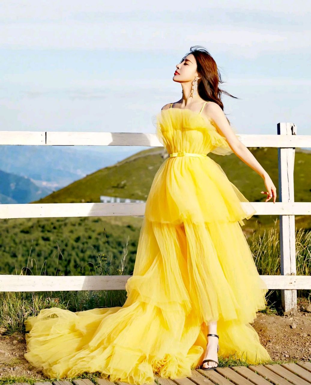 贾青一袭黄色连衣裙造型美丽动人,脑海里依然记得她在八仙里的角色,艳