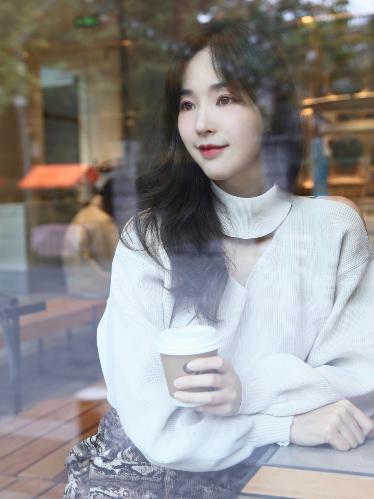 吴佳尼写真美图:美丽大方,成熟知性