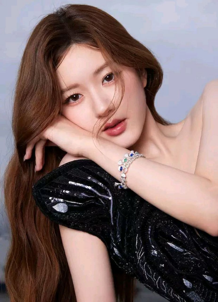 赵露思黑色蝴蝶造型超酷飒 天台上拍大片身材火辣