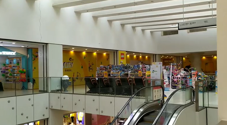 实拍西安太白印象城,一半是空铺,一半冷冷清清