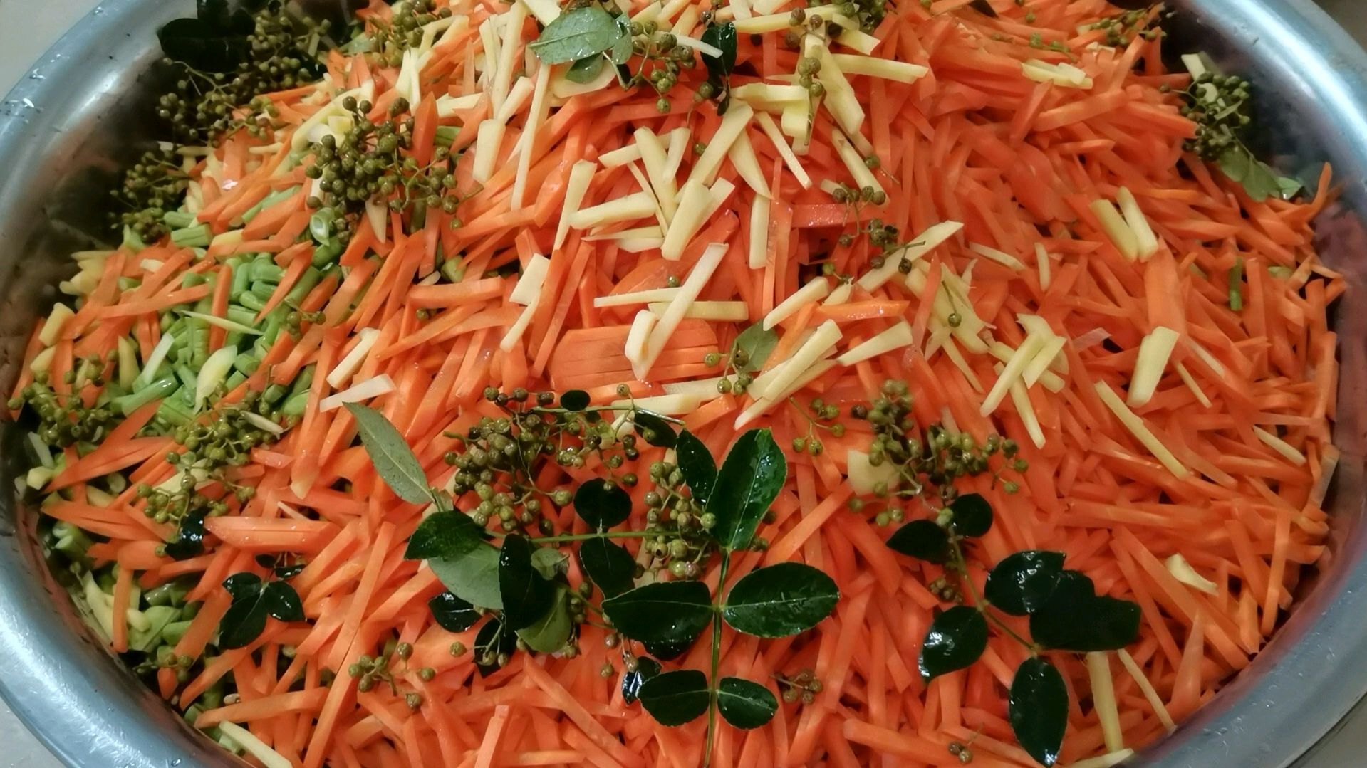 农家泡菜腌制方法,用100斤食材混合腌制,做法简单放一年不会坏