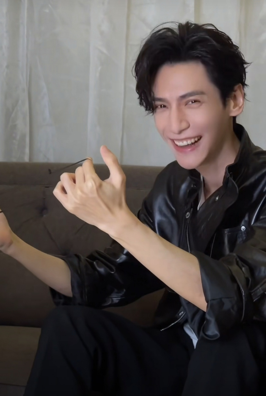 罗云熙出镜拍日常视频,在空调房穿上皮衣外套了,加上卷发看起来特别