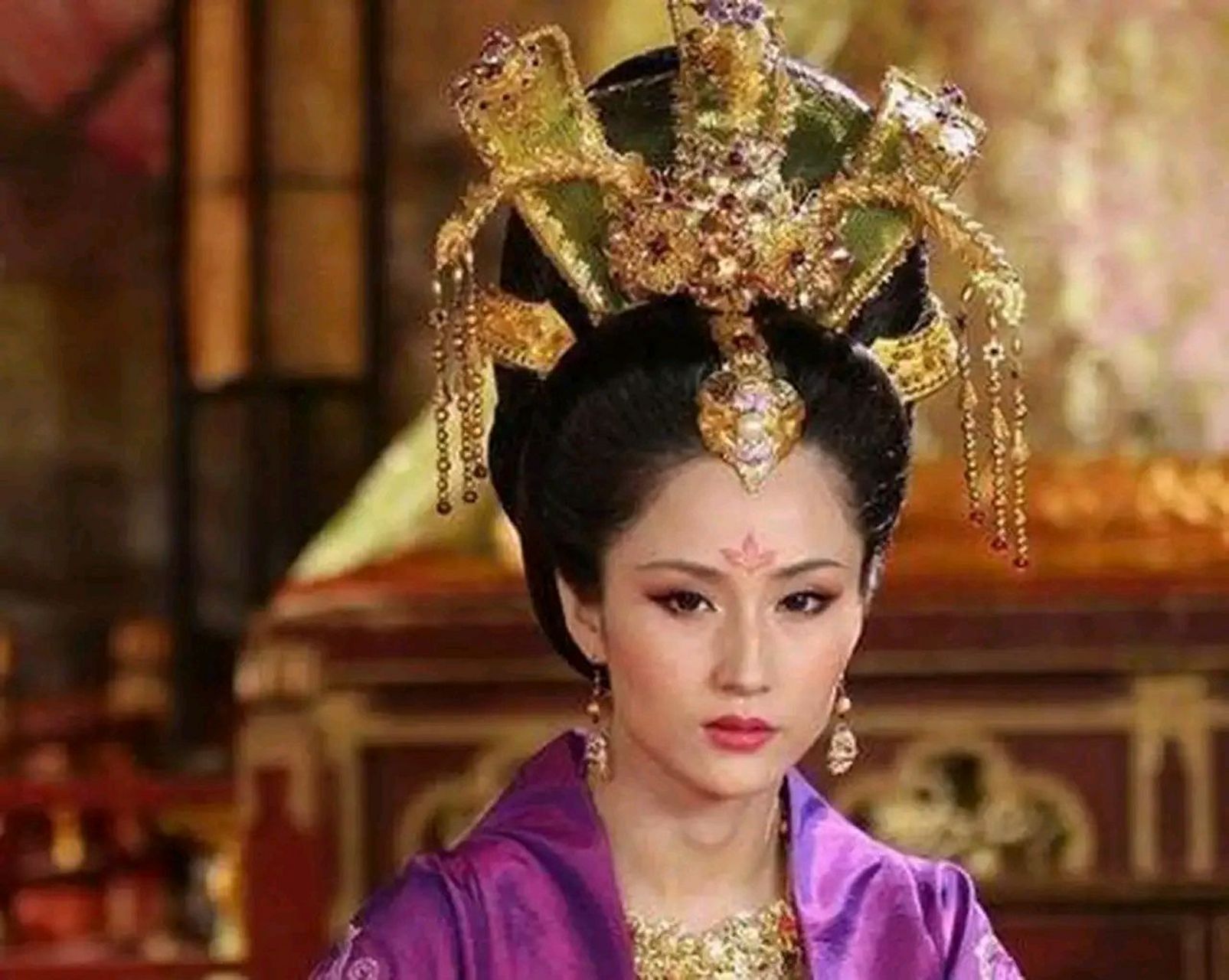 "不料,高洋听后冷哼一声,拔剑直接刺向尔朱英娥!