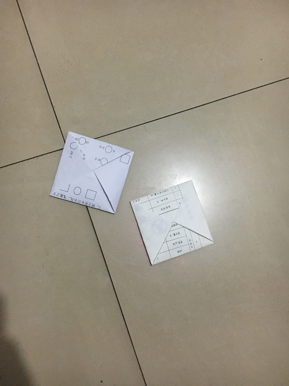 晚上,为了不让孩子们看手机,拿纸折了个我小时候玩儿的四角包