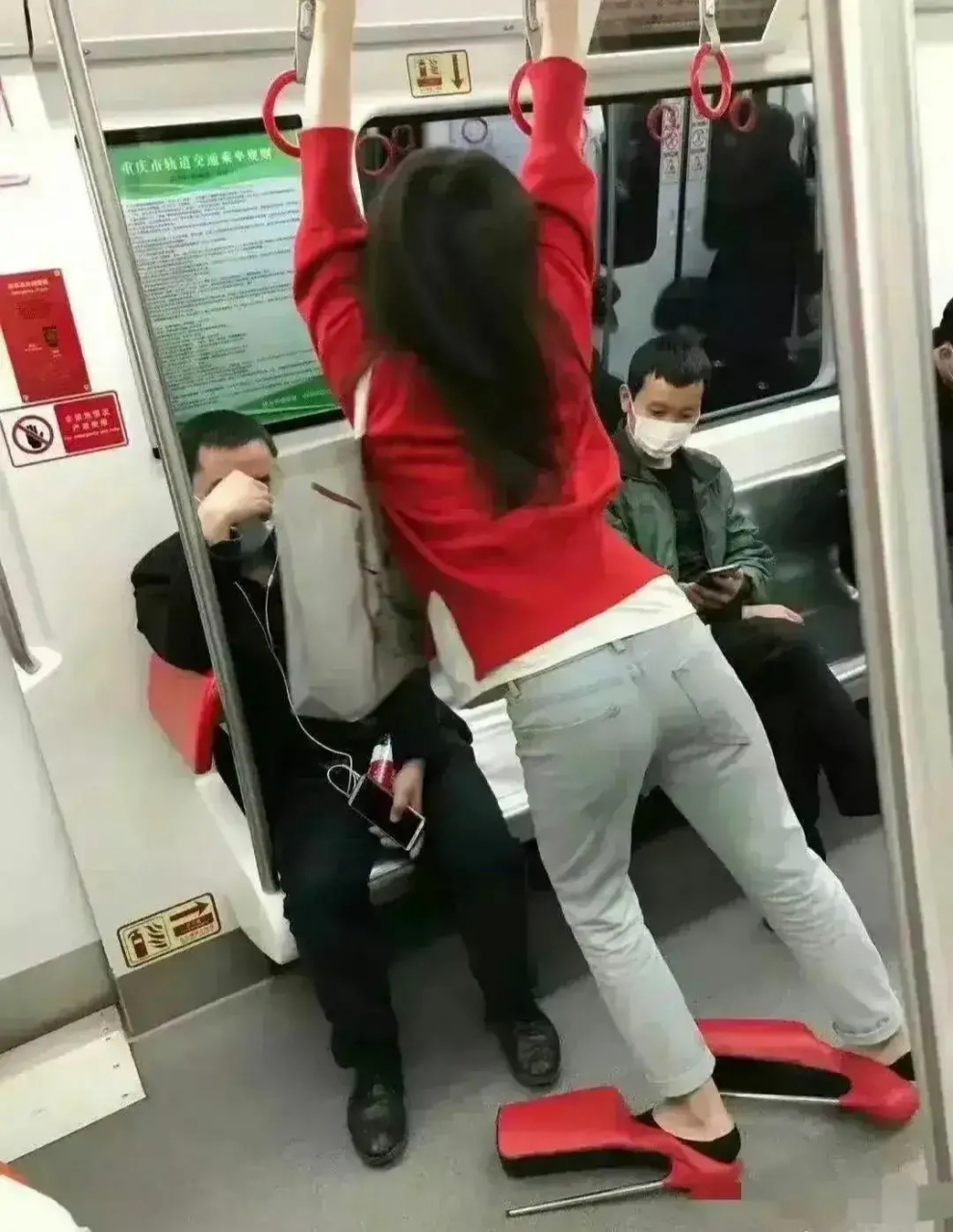 地铁上一红衣女子,肩挎大包,穿着一双红色恨天高鼻祖版,面对大叔