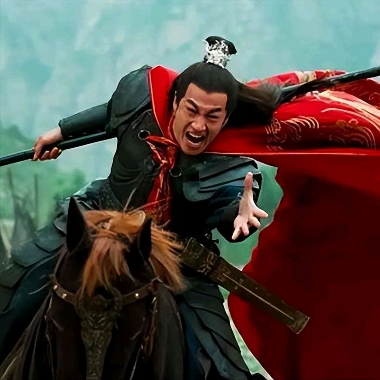 演员何润东,扮演新三国里的吕布,父母却担心了起来  父母担心,他长期