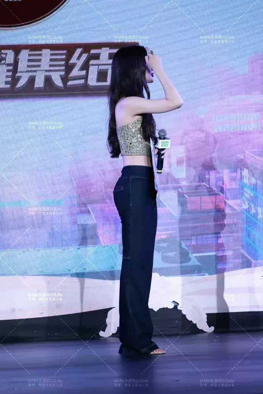 孟子义穿紧身牛仔裤出席活动,这体态估计女孩子看了都会心动吧!