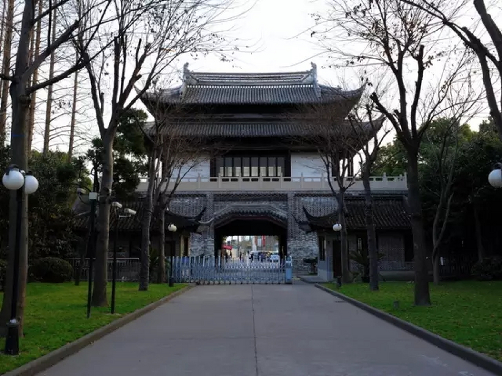城门作校门  上海松江二中,拥有120年历史的重点中学  现在的校门就是
