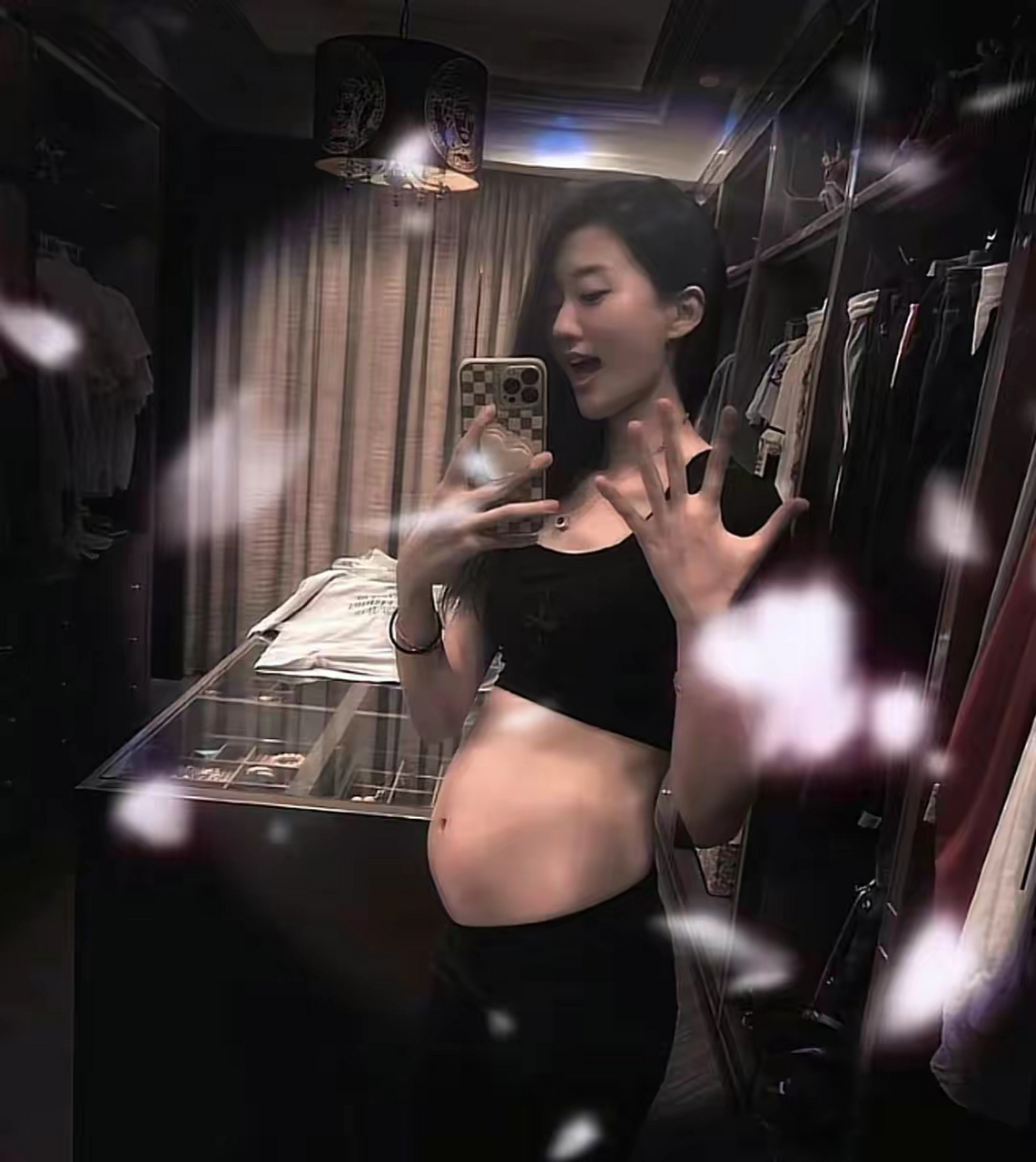 9月23日,闫学晶儿媳妇王梦迪分享了自己孕期生活,她穿着一身黑色