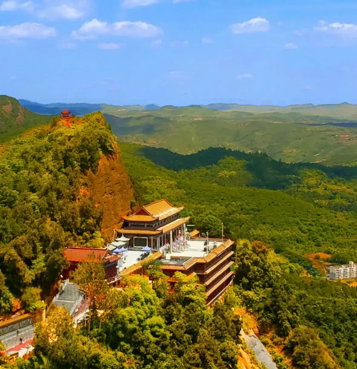 金秋时节的照金香山美得让人流连忘返,红黄橙绿各种颜色都在这里集合