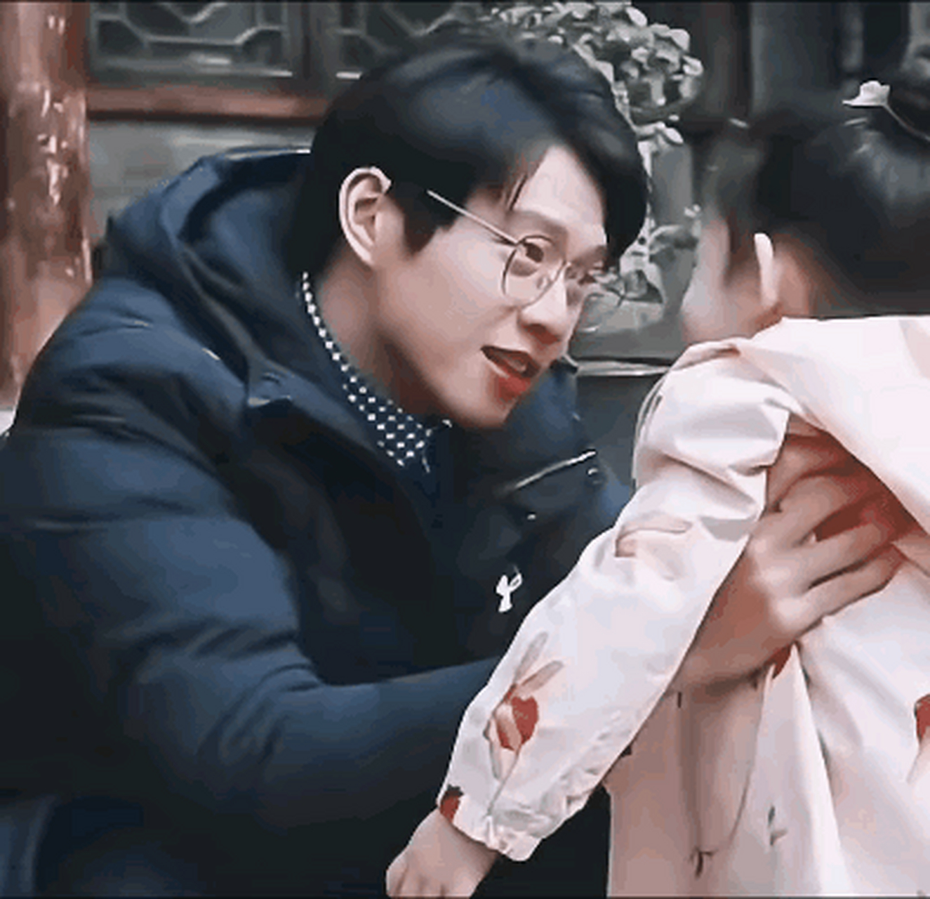 真的,男明星抱孩子也是不一样的感觉啊,杨洋抱孩子真的是一把就把孩子