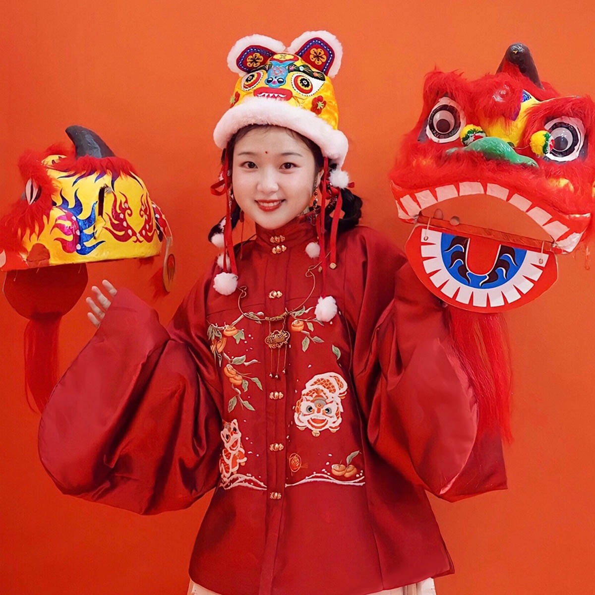 过年流行一种穿搭:"汉服 虎头帽",可爱又俏皮,回头率十足