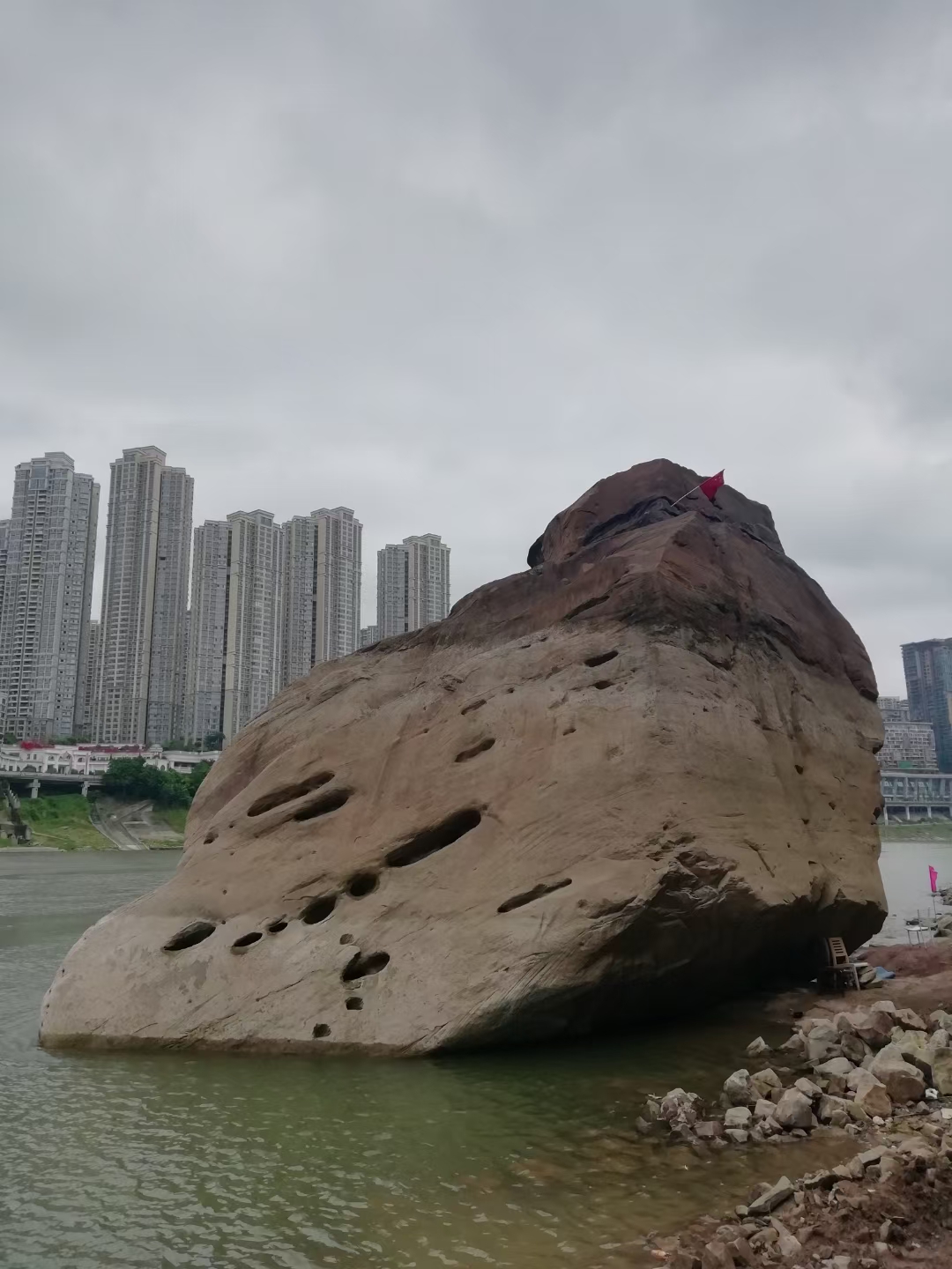 重庆牛角沱岸边的纱帽石