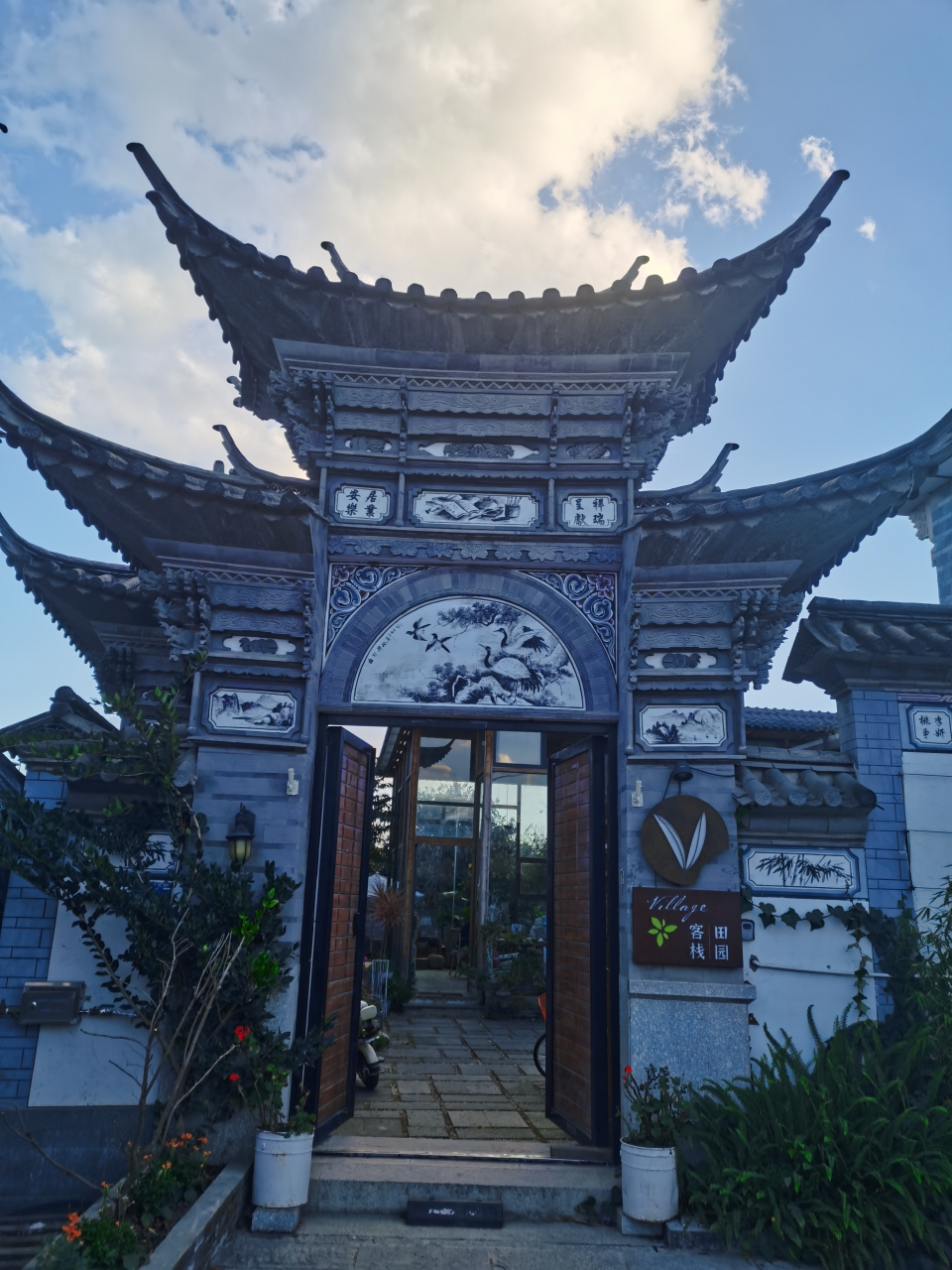 大理白族的建筑都是白墙瓦,上面绘着山水画