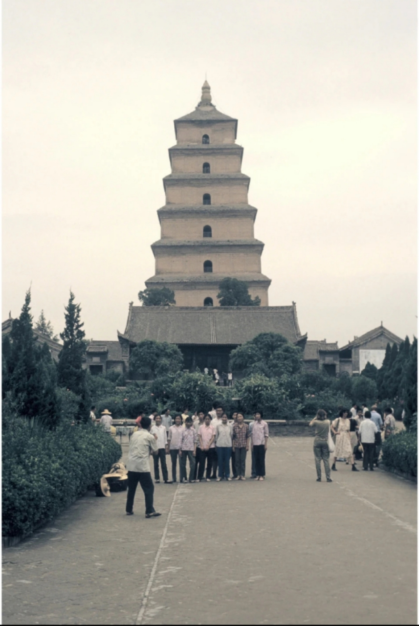 1981年,陕西西安老照片!一群人集体照相,人们穿着朴素.