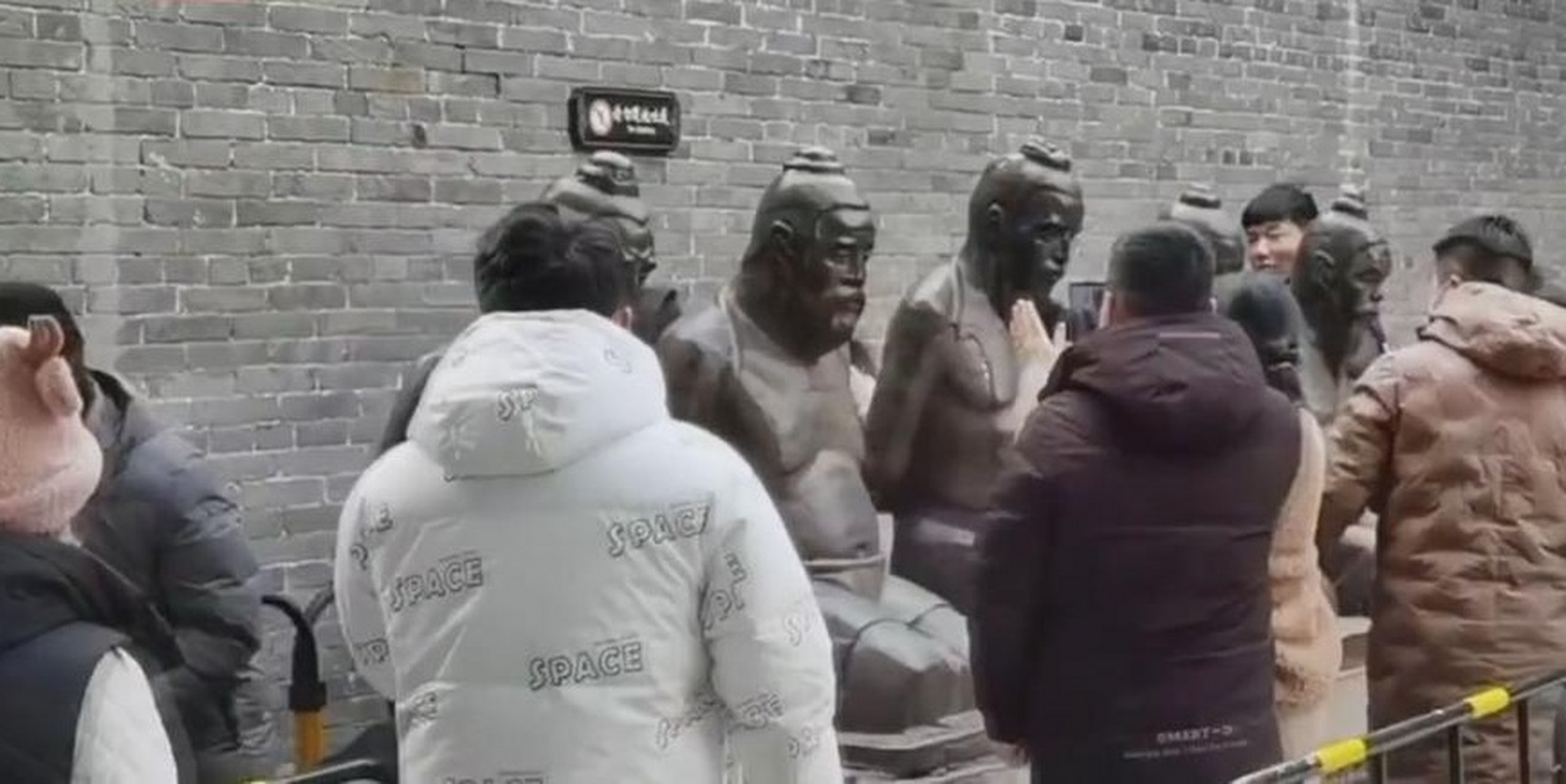 据报道,近日,河南一景区游客排长队打秦桧雕像.