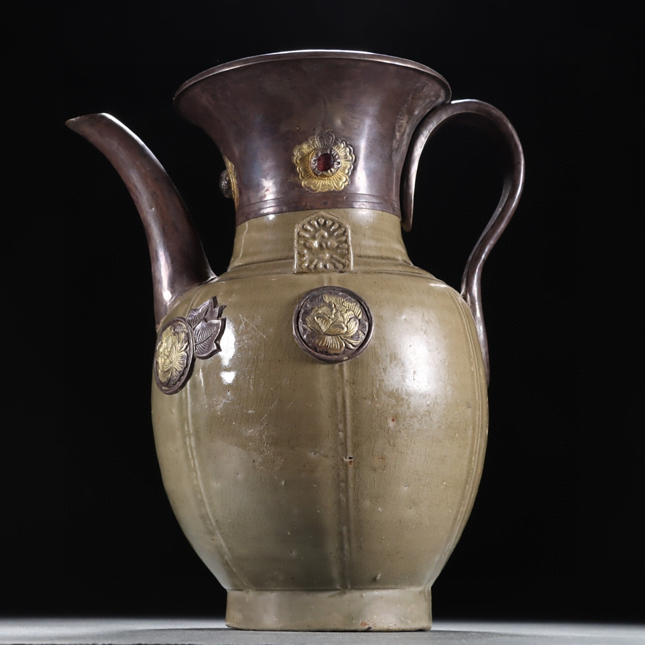 旧藏 五代.越窑青瓷包银瓜棱执壶 规格:宽19.5㎝高22㎝重1197g