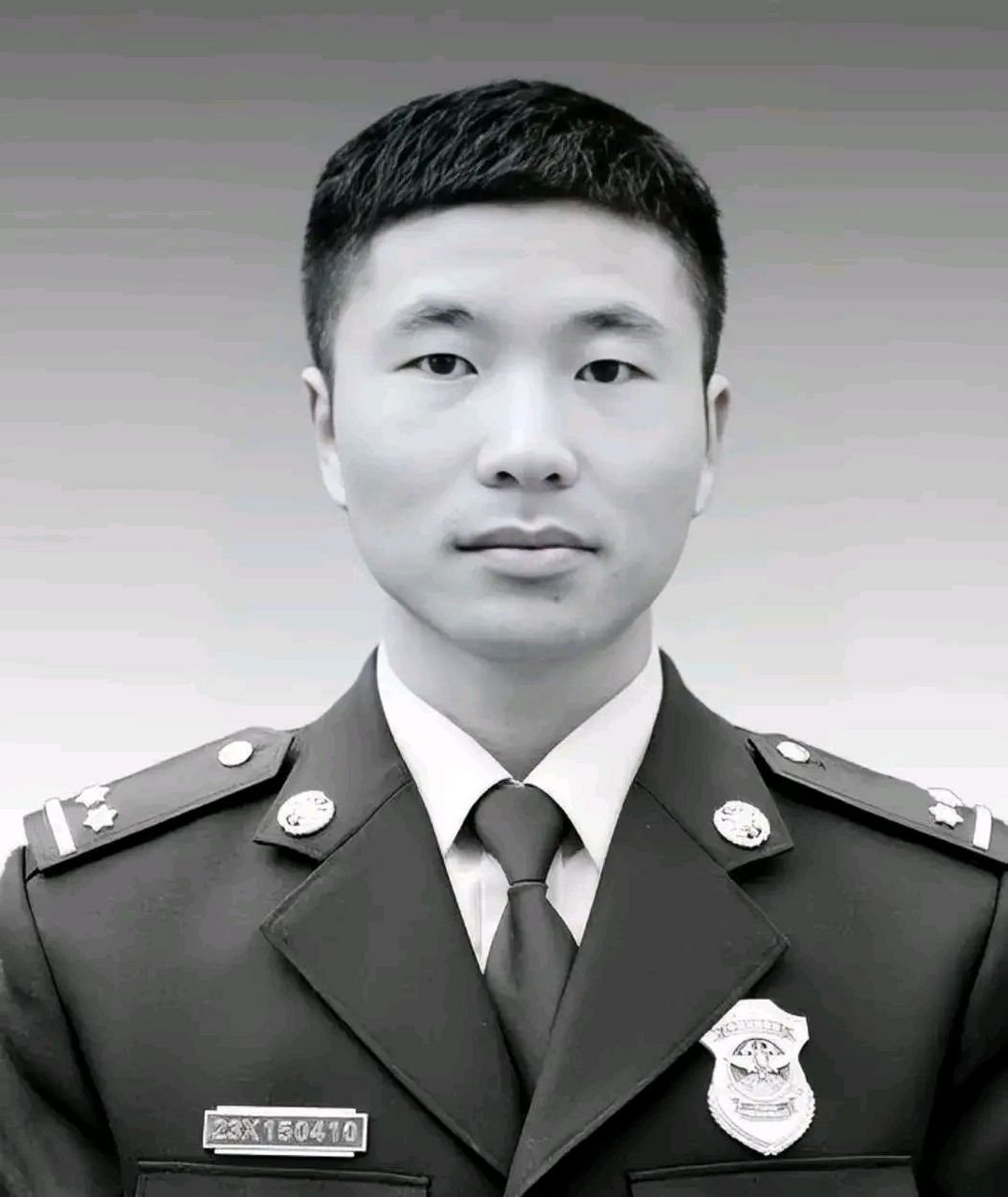 导致头部受伤!经抢救无效壮烈牺牲!年仅34岁!多年轻的生命!