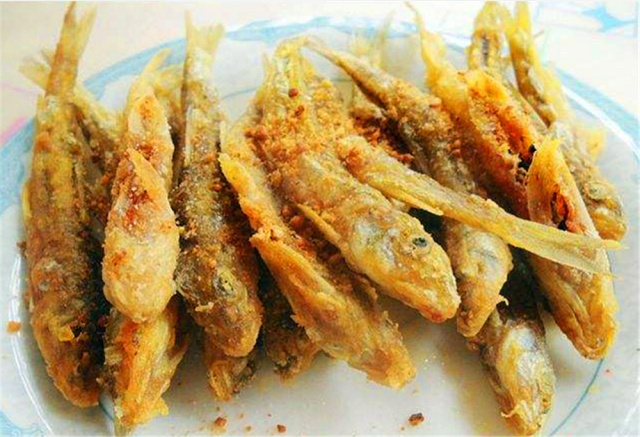 炸酥鱼时,有人裹蛋液有人裹面粉?酒店大厨这样做,难怪香嫩酥脆