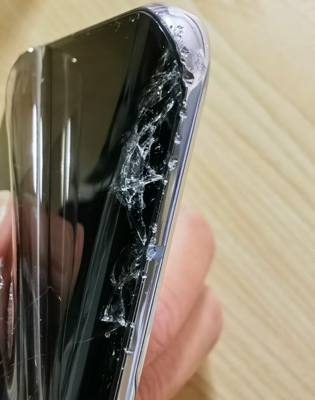 但是,如果说:摔的角度一样的话,那么曲面屏和直屏是一样耐摔的.