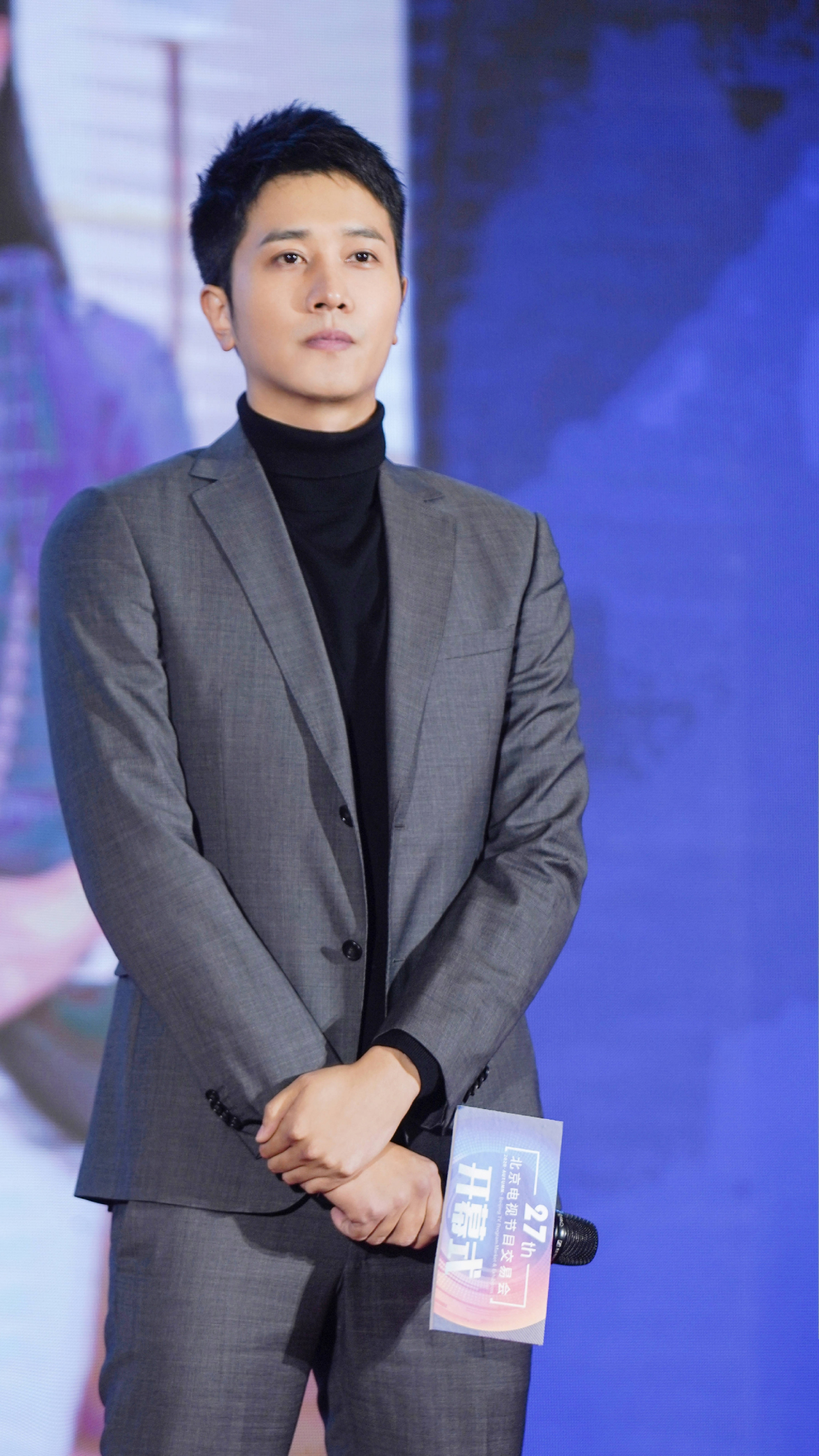 演员彭冠英,在影视剧中多次饰演霸道总裁,来看穿西装的帅哥