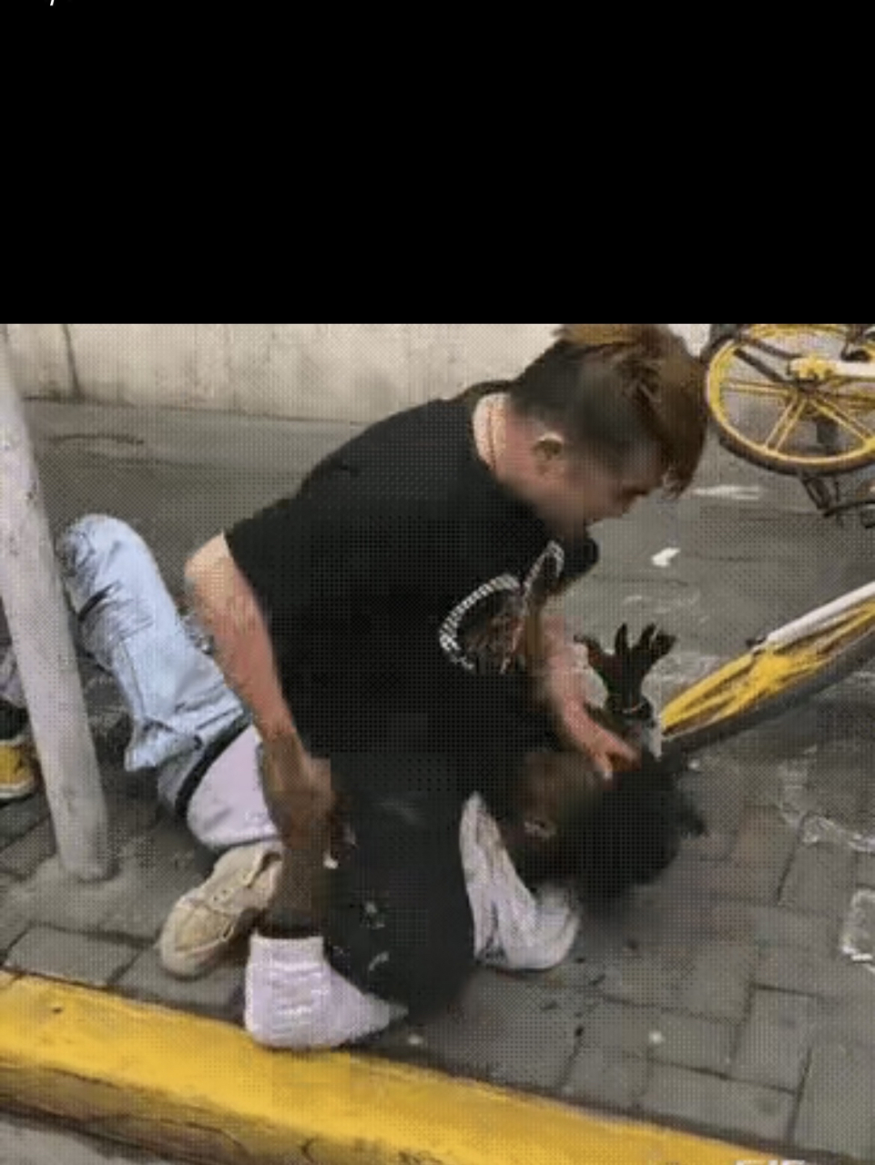 事件内容:近日,在上海某地发生了一起男子暴打黑人的事件.据报道,事发