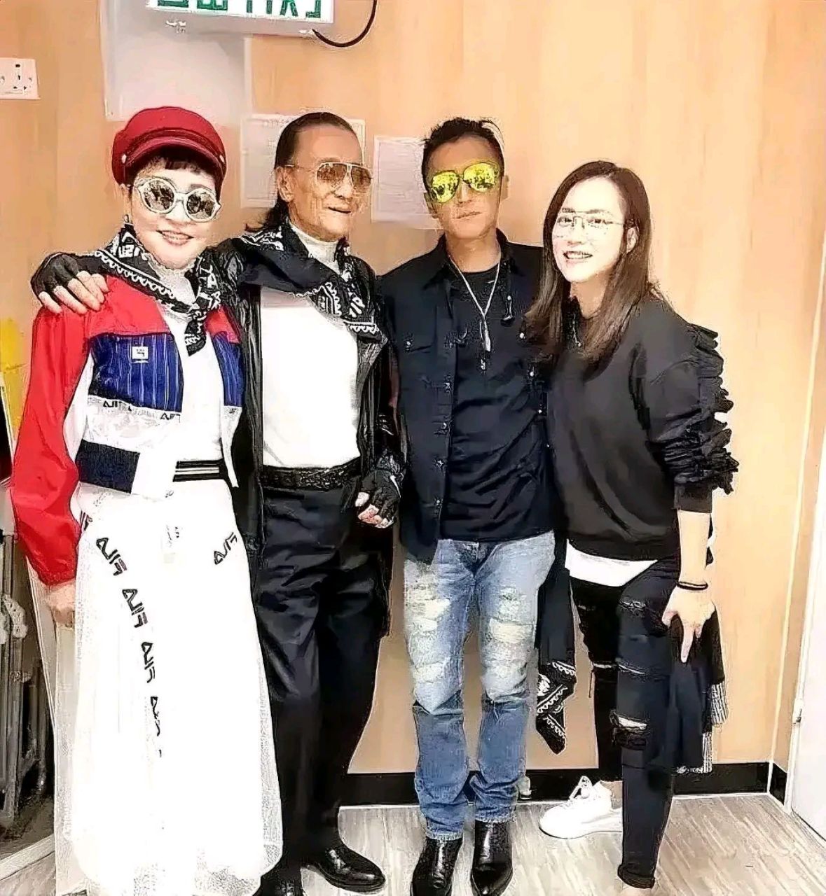 谢霆锋的全家福! 爸爸时尚,妈妈风韵依旧,小妹和妈妈共用一张脸.
