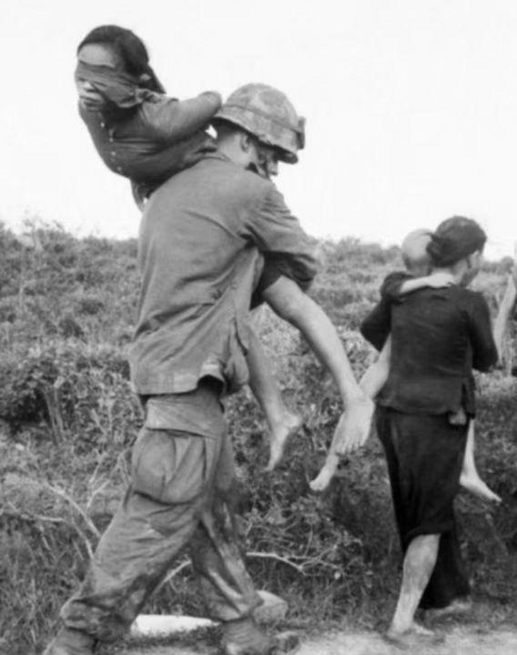 1971年,一名越南女兵不幸被美军俘虏,她打着赤脚,也