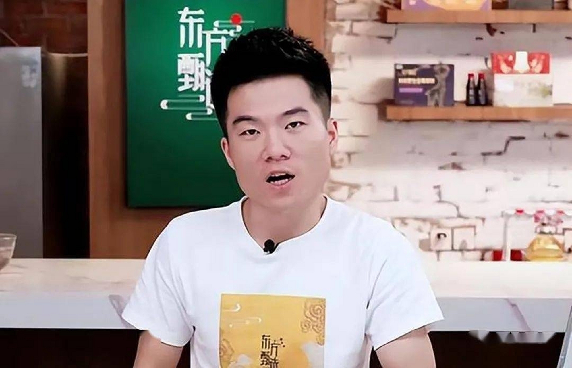 "国民女婿"董宇辉装扮成大唐"鸿胪寺少卿"造型亮相上