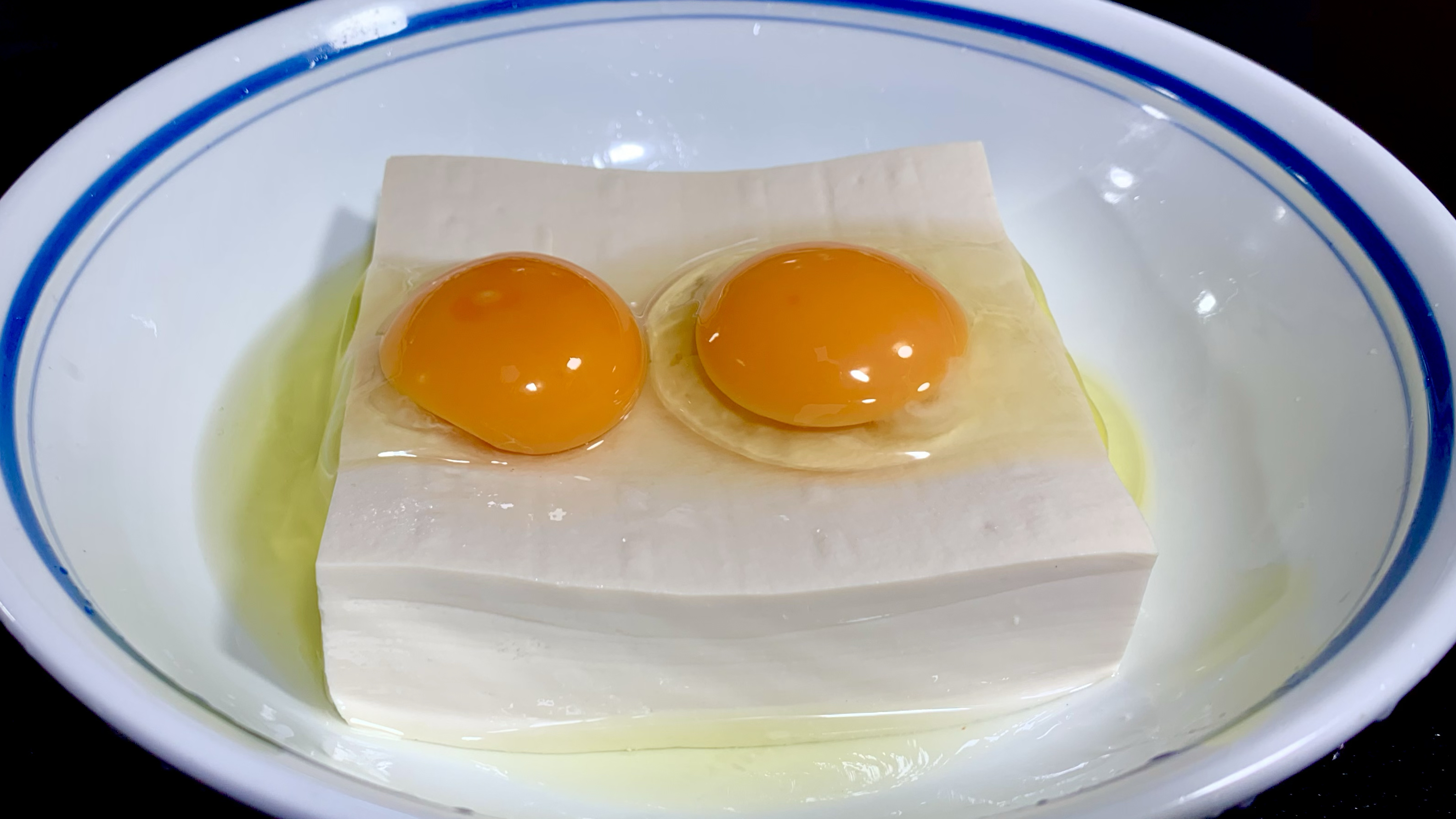 豆腐打入两个鸡蛋放锅里蒸一蒸,没想到这么好吃,鲜嫩爽滑真美味